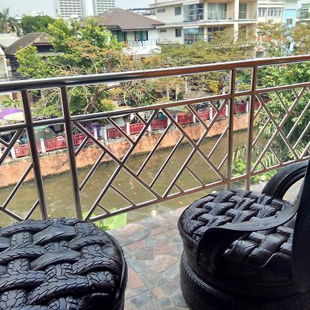 Baan Wanchart Hostel Bangkok Exterior photo