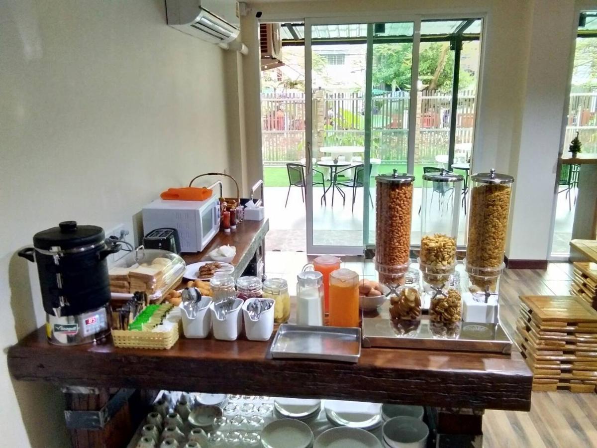 Baan Wanchart Hostel Bangkok Exterior photo